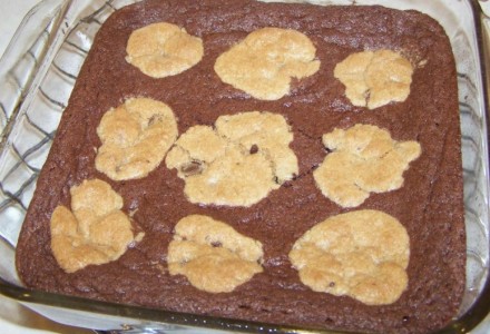 Простой шоколадный пирог с шоколадной крошкой и печеньем