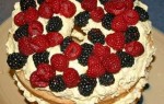 Пирог со сливочным кремом и ягодами