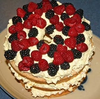 Пирог со сливочным кремом и ягодами