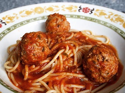 Спагетти с фрикадельками в красном соусе