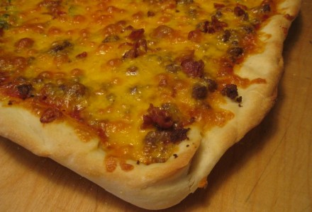 Пицца с беконом и сыром