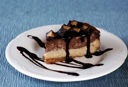 Творожный пирог с шоколадом и орехами