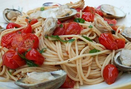 Спагетти с моллюсками и томатами