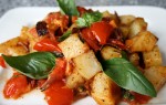 Картофель с базиликом и томатами