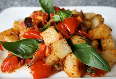 Картофель с базиликом и томатами