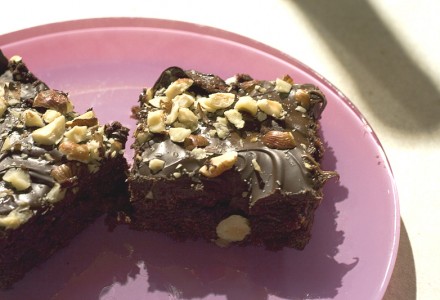 Бисквитные пирожные в шоколаде и орехах