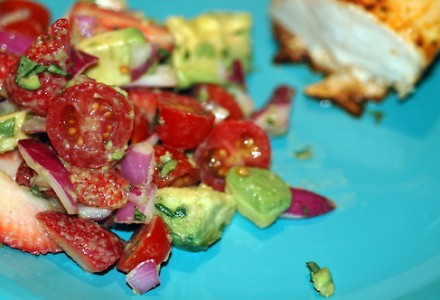Летний салат с авокадо и клубникой