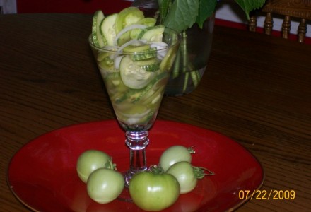 Салат с зелеными томатами, огурцами и луком