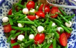 Хрустящий томатный салат с зелеными бобами