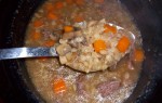 Ячменный суп с говядиной в глинянном горшочке