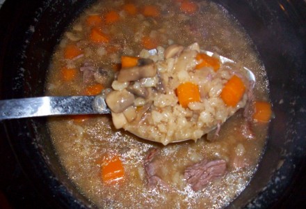 Ячменный суп с говядиной в глинянном горшочке