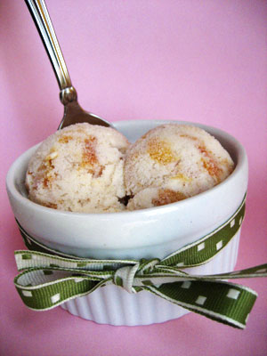 Мороженое маскарпоне с персиками в карамели