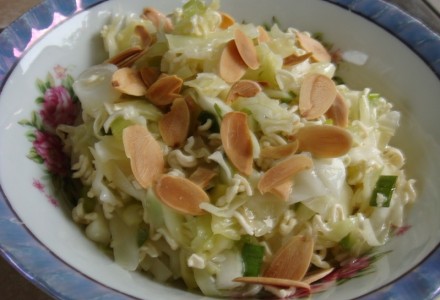 Миндальный салат из шинкованной капусты