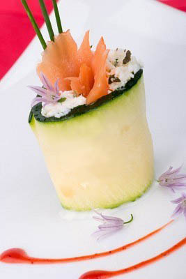 closeup-von-zucchini-roll-mit-gerauchertem-lachs-und-krautern-ziegenkase-frisches-schnittlauch