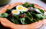 Рецепт салата со шпинатом, яйцом, беконом и карамелизованным луком 