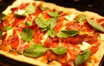 Пицца с оливками и хамоном
