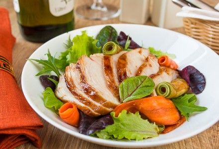 Салат с острой курицей и маринованными овощами