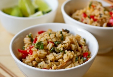 Жареный рис с овощами в тайском стиле