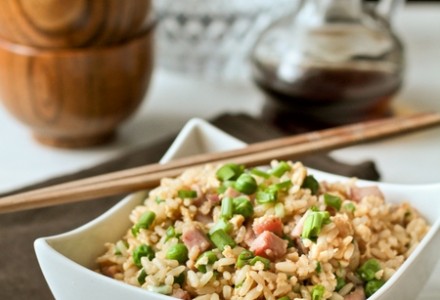 Жареный рис с ветчиной и горошком по-китайски