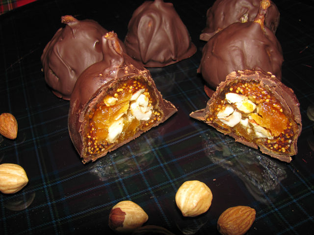 Шоколадные-домашние-конфеты-из-инжира-с-орехами-и-курагой
