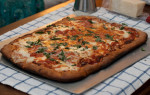 Пицца в духовке, простой пошаговый рецепт с колбасой и сыром